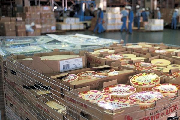 日本で初めてフランスから
ナチュラルチーズを空輸